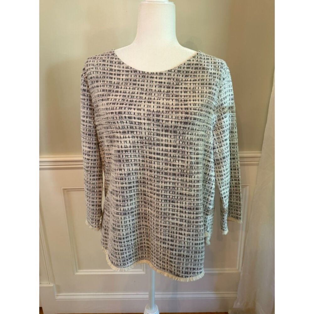 NWT W5 Ivory Black Tweed Boucle Top Size M Frayed Hem Exposed Zip 3/4 Sleeve